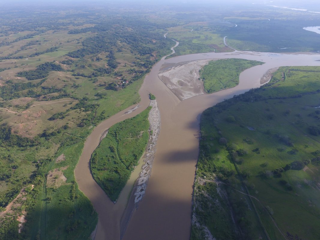 Vista aérea de un cauce, vegetación y formas del terreno